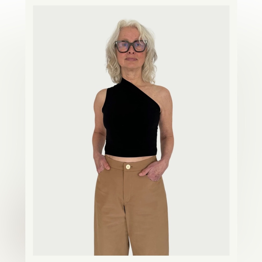 Hoibo Black asymmetrical crop top size L 🇨🇦